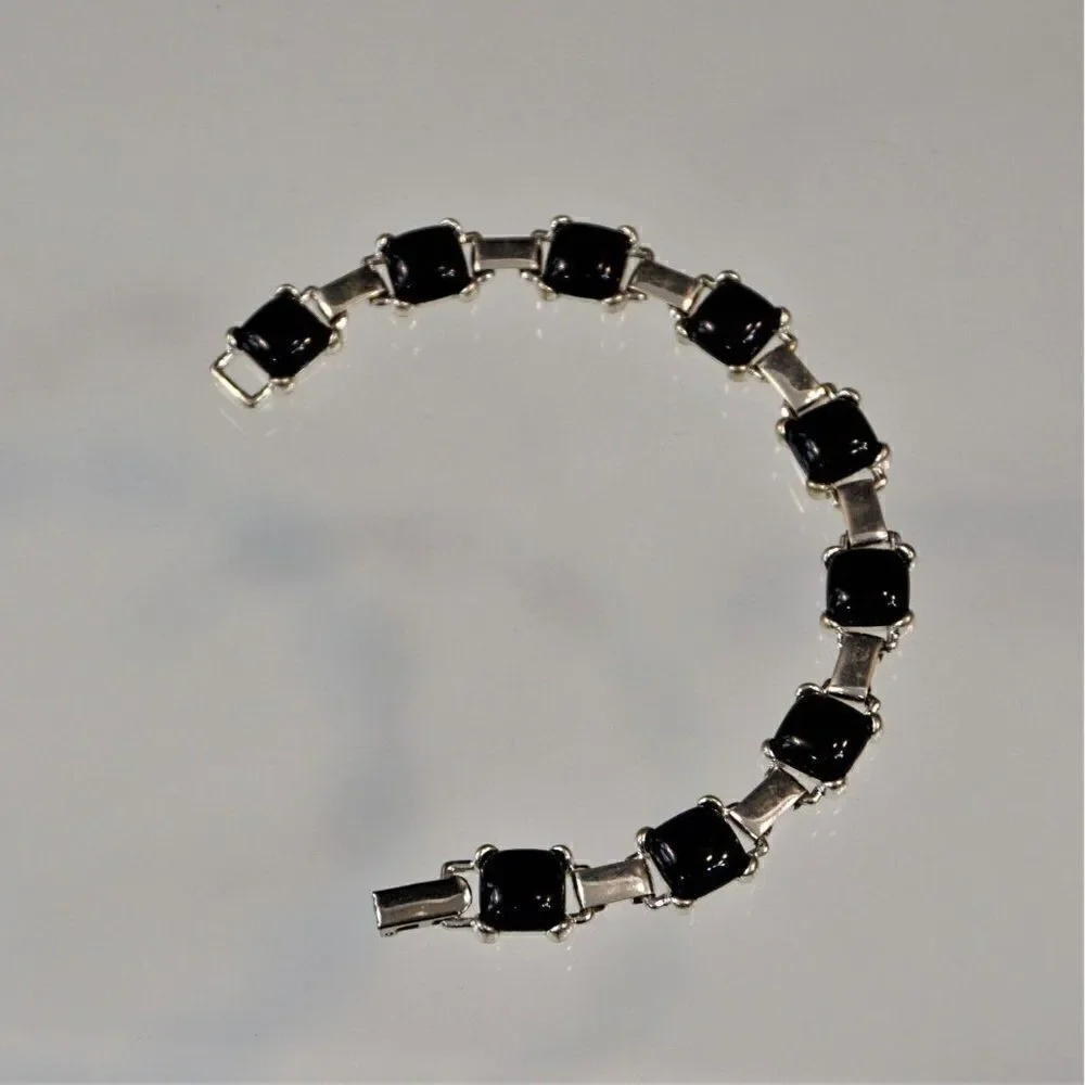 Unbranded black beads